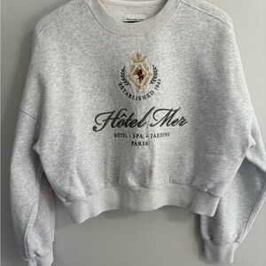 Women’s A&F Embroidered Paris Hotel Crest Cropped Crewneck Medium